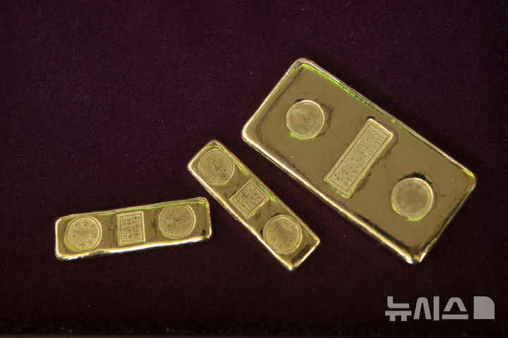 [방콕=AP/뉴시스] 이스라엘과 하마스 사이의 전쟁이 지속됨이 따라 금 가격이 사상 최고치를 경신할 것이라는 분석이 나왔다고 영국 파이낸셜타임스(FT)가 6일(현지시간) 전했다. 2023.11.07.