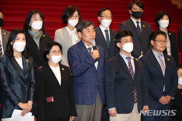 [서울=뉴시스]김선웅 기자 = 더불어시민당 우희종, 최배근 공동대표, 이종걸 상임선대위원장 및 신현영 당선인 등 비례대표 당선자들이 16일 오후 서울 국회 로텐더홀 계단에서 기자회견을 열고 더불어시민당 총선 결과를 발표하고 있다. 2020.04.16. mangusta@newsis.com