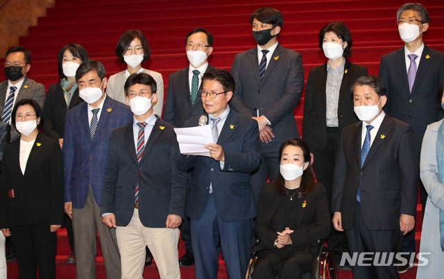 [서울=뉴시스]김선웅 기자 = 더불어시민당 우희종, 최배근 공동대표, 이종걸 상임선대위원장 및 신현영 당선인 등 비례대표 당선자들이 16일 오후 서울 국회 로텐더홀 계단에서 기자회견을 열고 더불어시민당 총선 결과를 발표하고 있다. 2020.04.16. mangusta@newsis.com