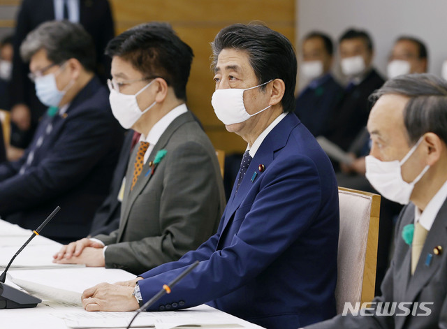 [도쿄=AP/뉴시스]아베 신조 일본 총리가 16일 도쿄 관저에서 신종 코로나바이러스 감염증(코로나19) 대책위원회 회의에 참석해 마스크를 쓴 채 연설하고 있다. 아베 총리는 코로나19가 계속 확산하자 기존 7개 도부현에 발령했던 긴급사태를 전국으로 확대했다. 2020.04.16. 