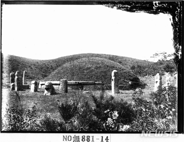 [서울=뉴시스] 1916년경에 촬영된 고려 29대 충목왕의 무덤인 명릉 전경.&nbsp; (사진=국립중앙박물관 제공) 2020.04.18. photo@newsis.com (* 위 사진은 재배포, 재판매, DB 및 활용을 금지합니다)