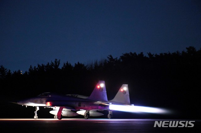 [강릉=뉴시스] 김경목 기자 = 공군 제18전투비행단 F-5E/F 전투기가 강원 강릉시 공군기자 활주로에서 야간비행임무를 위해 출격하고 있다. (사진=공군 제18전투비행단 제공). 2020.04.16. photo＠newsis.com