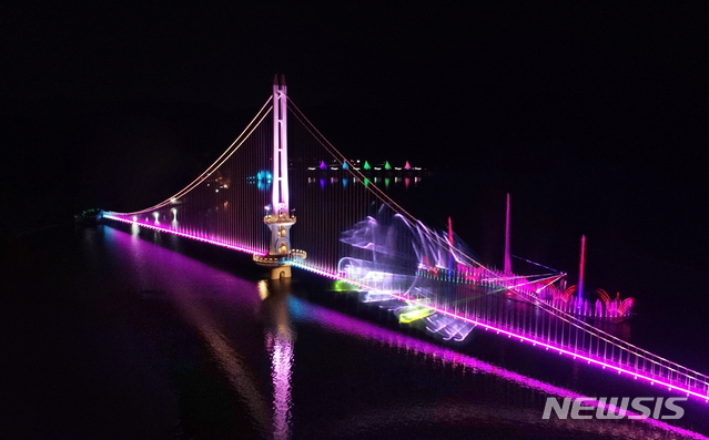 [예산=뉴시스] 예당호 출렁다리 음악분수쇼가 장관을 연출하고 있다. (사진=뉴시스 DB). photo@newsis.com