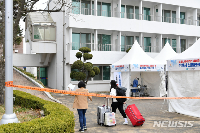 【수원=뉴시스】김경호 기자= 한 해외입국자가 권선구 중앙선거관리위원회 선거연수원에 마련돼 있는 임시격리시설에 입소하고 있다.