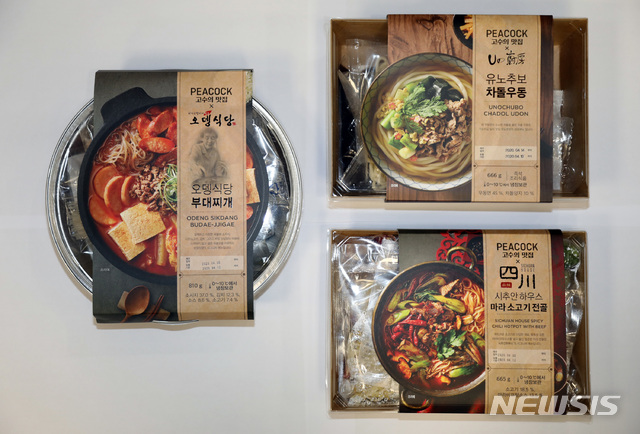 [서울=뉴시스] 이마트가 유명 맛집과 손잡고 집에서도 손쉽게 유명 맛집의 미식 체험이 가능한 '피코크 고수의 맛집 밀키트' 신상품을 출시했다. (사진=이마트 제공)