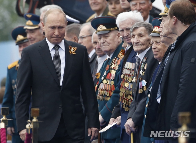 [모스크바=AP/뉴시스]2019년 5월 9일 블라디미르 푸틴 러시아 대통령이 모스크바 붉은광장에서 열린 제2차 세계대전 승전 74주년 기념식에 참석한 모습. 2020.04.17.