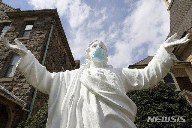 [애틀랜틱시티=AP/뉴시스]16일(현지시간) 미 뉴저지주 애틀랜틱 시티의 해안성모성당 예수상에 신종 코로나바이러스 감염증(코로나19) 경각심 고취를 위해 마스크가 씌워져 있다. 2020.04.17.