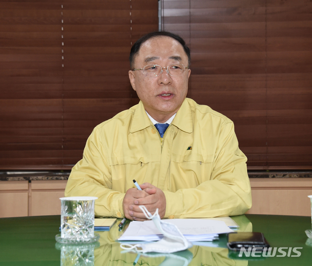 [서울=뉴시스]홍남기 부총리 겸 기획재정부 장관이 17일 서울 종로구 정부서울청사에서 코로나19와 관련 3월 고용동향을 주요내용으로 관계장관회의를 주재하고 있다. (사진=기획재정부 제공) 2020.04.17.&nbsp; photo@newsis.com