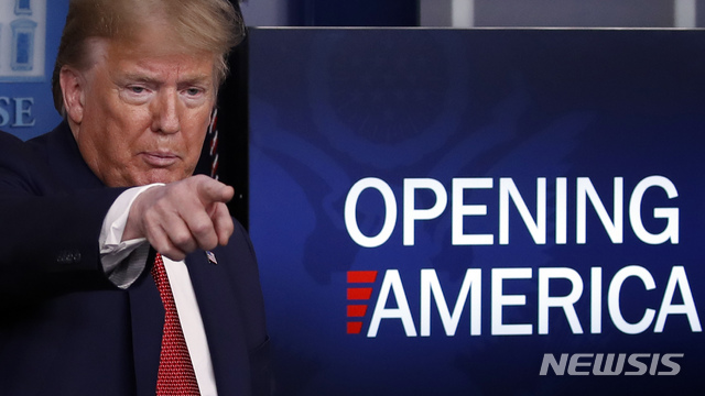  [워싱턴=AP/뉴시스]도널드 트럼프 미국 대통령이 16일(현지시간) 백악관에서 신종 코로나바이러스 감염증(코로나19) 일일 브리핑을 하고 있다. 트럼프 대통령은 코로나19로 중단됐던 경제활동 재개를 위한 3단계 정상화 방안을 제시하면서 "주지사들은 각 주의 다양한 사정에 맞춰 접근법을 조정할 자율권을 가질 것"이라고 밝혔다. 2020.04.17. 