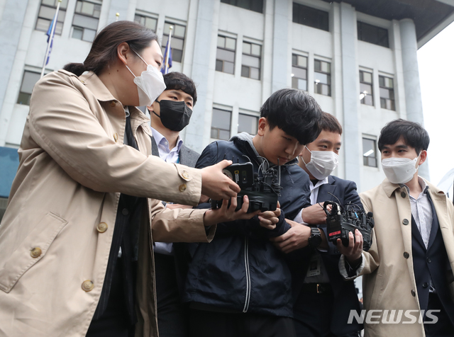 [서울=뉴시스]이영환 기자 = 텔레그램 '박사방'에서 운영자 조주빈을 도와 성 착취물 제작·유포에 가담한 혐의로 구속된 '부따' 강훈이 17일 종로경찰서에서 검찰로 송치되고 있다. 2020.04.17. photo@newsis.com