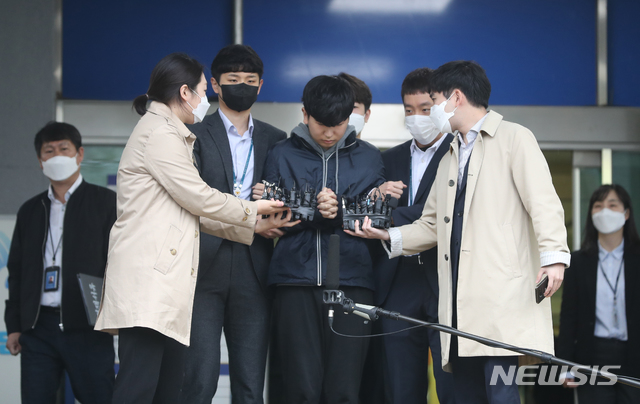 [서울=뉴시스]이영환 기자 = 텔레그램 '박사방'에서 운영자 조주빈을 도와 성 착취물 제작·유포에 가담한 혐의로 구속된 '부따' 강훈이 17일 종로경찰서에서 검찰로 송치되고 있다. 2020.04.17. photo@newsis.com