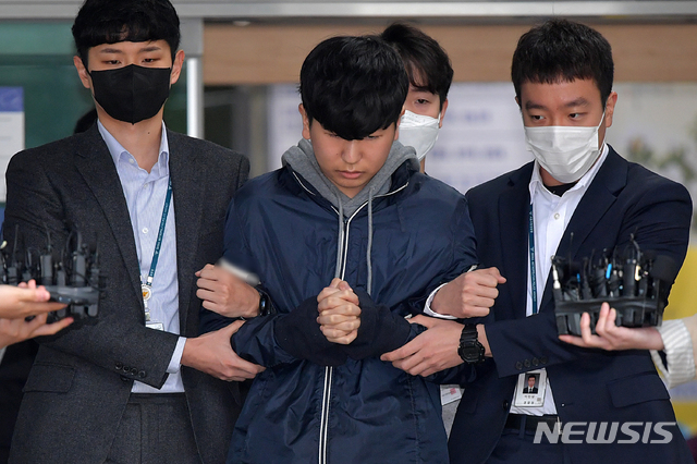 [서울=뉴시스]이영환 기자 = 텔레그램 '박사방'에서 운영자 조주빈을 도와 성 착취물 제작·유포에 가담한 혐의로 구속된 '부따' 강훈이 17일 종로경찰서에서 검찰로 송치되고 있다. 2020.04.17. photo@newsis.com