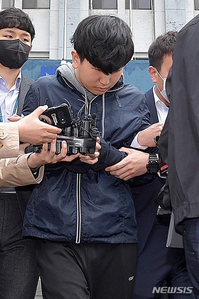 [서울=뉴시스]이영환 기자 = 텔레그램 '박사방'에서 운영자 조주빈을 도와 성 착취물 제작·유포에 가담한 혐의로 구속된 '부따' 강훈이 17일 종로경찰서에서 검찰로 송치되고 있다. 2020.04.17. photo@newsis.com