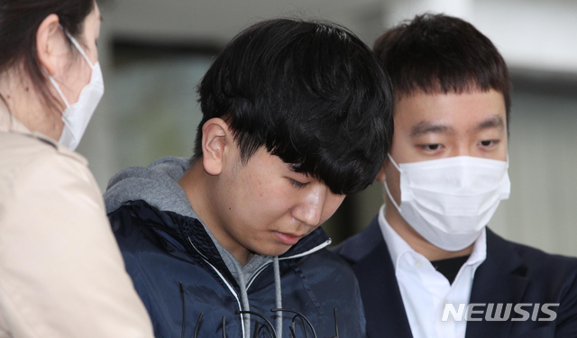 [서울=뉴시스]이영환 기자 = 텔레그램 '박사방'에서 운영자 조주빈을 도와 성 착취물 제작·유포에 가담한 혐의로 구속된 '부따' 강훈이 17일 종로경찰서에서 검찰로 송치되고 있다. 2020.04.17.&nbsp; photo@newsis.com