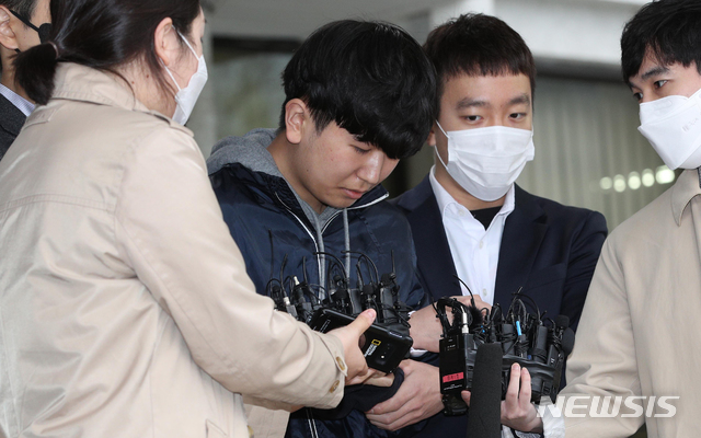 [서울=뉴시스]이영환 기자 = 텔레그램 '박사방'에서 운영자 조주빈을 도와 성 착취물 제작·유포에 가담한 혐의로 구속된 '부따' 강훈이 지난 4월 종로경찰서에서 검찰로 송치되고 있다. 2020.04.17. photo@newsis.com