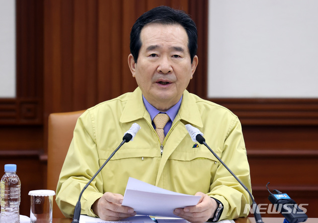 [서울=뉴시스] 이영환 기자 = 정세균 국무총리가 17일 오전 서울 종로구 정부서울청사에서 열린 코로나19 대응 중대본회의에 참석해 발언을 하고 있다. 2020.04.17.&nbsp;&nbsp; 20hwan@newsis.com