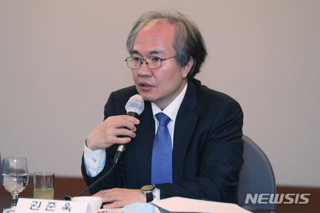 [서울=뉴시스] 이윤청 기자 = 권준욱 질병관리본부 국립보건연구원장이 17일 서울 중구 한국프레스센터 매화홀에서 열린 코로나19 대응 민관합동 범정부 실무추진단 제1차 회의에서 발언하고 있다. 2020.04.17. radiohead@newsis.com