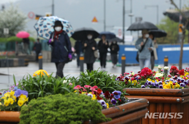 [서울=뉴시스] 이윤청 기자 = 비가 내리는 17일 서울 종로구 광화문광장 인근에서 시민들이 우산을 쓰고 걷고 있다. 2020.04.17. radiohead@newsis.com