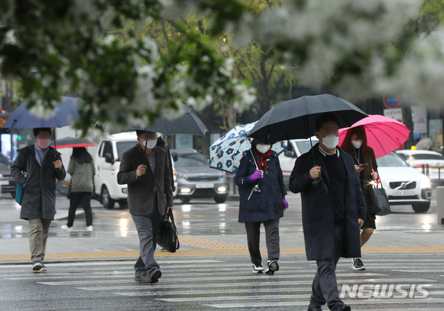 [서울=뉴시스] 이윤청 기자 = 비가 내리는 17일 서울 종로구 광화문광장 인근에서 시민들이 우산을 쓰고 걷고 있다. 2020.04.17. radiohead@newsis.com