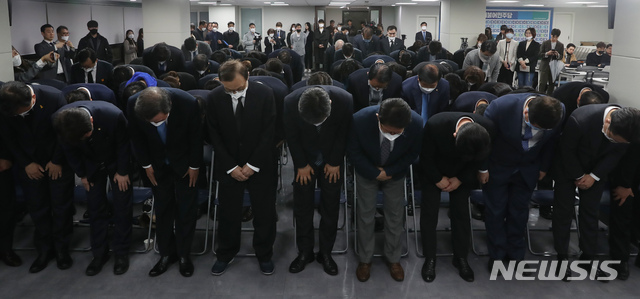 [서울=뉴시스] 고승민 기자 = 더불어민주당 이해찬 대표와 이낙연 코로나19국난극복위원장, 이인영 원내대표, 더불어시민당 최배근, 우희종 공동대표 등 지도부가 17일 서울 여의도 당사에서 열린 선거대책위원회 해단식에서 국민에게 허리숙여 인사를 하고 있다. 2020.04.17. kkssmm99@newsis.com