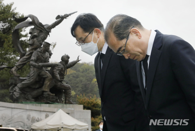 [서울=뉴시스] 최동준 기자 = 태구민(태영호) 미래통합당 강남구갑 당선인이 지난 17일 오전 서울 동작구 국립서울현충원을 찾아 현충탑에 참배하고 있다. 2020.04.17. photocdj@newsis.com