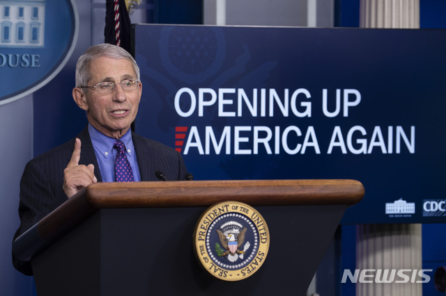 [워싱턴=AP/뉴시스]지난 4월16일 앤서니 파우치 미 에서 국립전염병·알레르기연구소(NIAID) 소장이 백악관에서 신종 코로나바이러스 감염증(코로나19)에 대해 브리핑하고 있다. 2020.05.23.