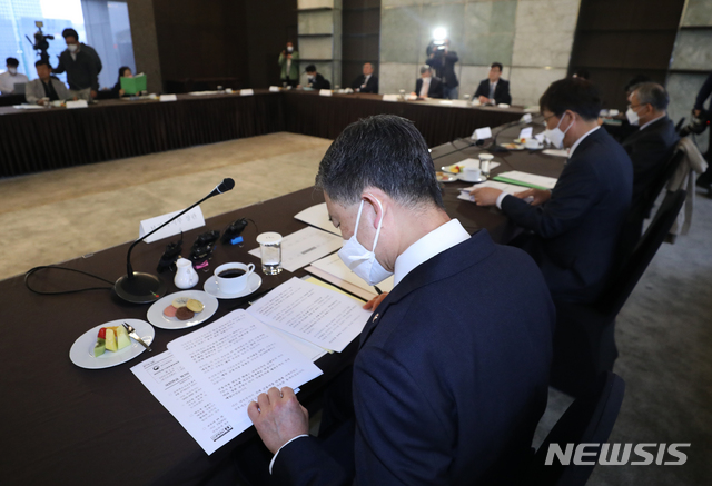 [서울=뉴시스] 이윤청 기자 = 박능후 보건복지부 장관이 17일 서울 중구 더플라자호텔에서 열린 제4차 국민연금기금운용위원회에서 관련 자료를 읽고 있다. 2020.04.17.&nbsp; radiohead@newsis.com