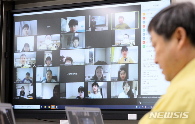 [세종=뉴시스]강종민 기자 = 박백범 교육부 차관이 17일 오전 세종시 다정동의 한 초등학교을 찾아 원격수업을 참관하던 중 학생들과 인사를 나누고 있다. 2020.04.17.&nbsp; ppkjm@newsis.com