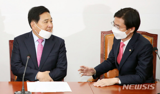 [서울=뉴시스] 김진아 기자 = 심재철 미래통합당 대표 권한대행이 17일 오전 서울 여의도 국회에서 열린 중앙선거대책위원회 해단식에서 조경태 최고위원과 대화하고 있다. 2020.04.17.&nbsp; bluesoda@newsis.com