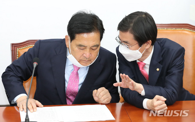 [서울=뉴시스] 김진아 기자 = 심재철 미래통합당 대표 권한대행이 17일 오전 서울 여의도 국회에서 열린 중앙선거대책위원회 해단식에서 조경태 최고위원과 대화하고 있다. 2020.04.17.&nbsp; bluesoda@newsis.com