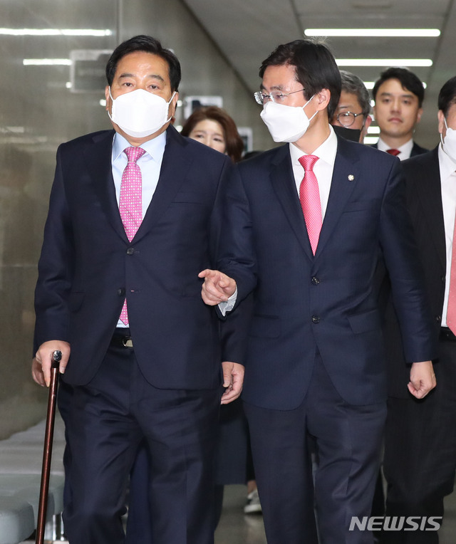 [서울=뉴시스] 김진아 기자 = 심재철 미래통합당 대표 권한대행을 비롯한 당 지도부가 17일 오전 서울 여의도 국회에서 열린 중앙선거대책위원회 해단식에 참석하고 있다. 2020.04.17.&nbsp; bluesoda@newsis.com