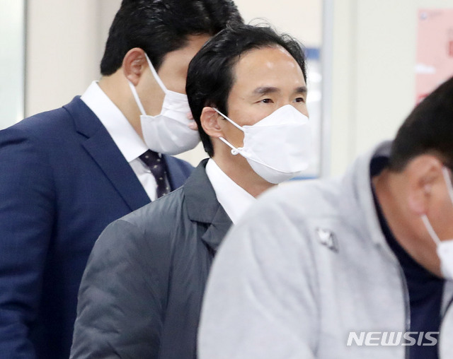 [서울=뉴시스] 박미소 기자 = 협력업체로부터 금품을 수수한 혐의 등으로 재판에 넘겨진 조현범 한국타이어앤테크놀로지(옛 한국타이어) 대표가 17일 오후 서울 서초구 서울중앙지방법원에서 열린 1심 선고 공판에 출석하고 있다. 2020.04.17. misocamera@newsis.com