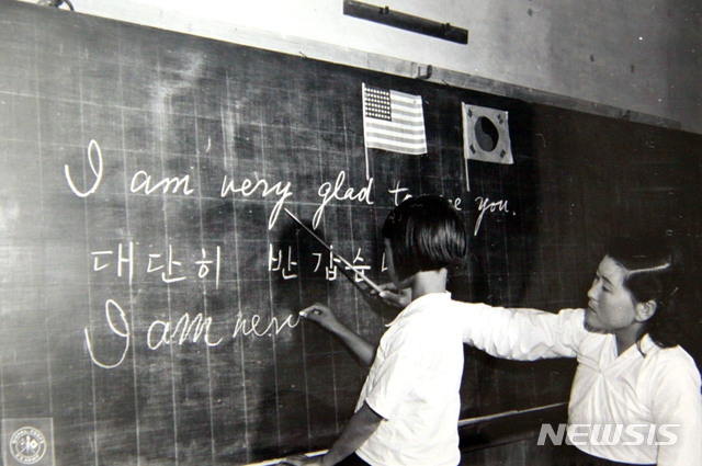 [서울=뉴시스] 1945년 10월 하순, 미군이 촬영한 부산 지역 학생들의 영어 수업 모습. 해방 후 38선 이남 학교에서는 한글과 영어 교육이 시작됐고, 문맹 퇴치를 위한 성인교육이 병행됐다. (사진=미국 국립문서기록청) 2020.04.19. photo@newsis.com (* 위 사진은 재배포, 재판매, DB 및 활용을 금지합니다)