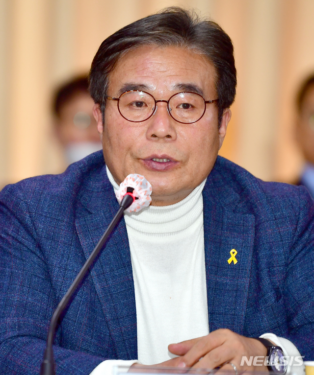 [광주=뉴시스] 류형근 기자 = 17일 오후 광주 서구 광주시청 3층 중회의실에서 열린 광주시·국회의원 선거 당선인 정책간담회, 이병훈 광주 동구남구을 당선인이 인사말을 하고 있다. 2020.04.17. hgryu77@newsis.com