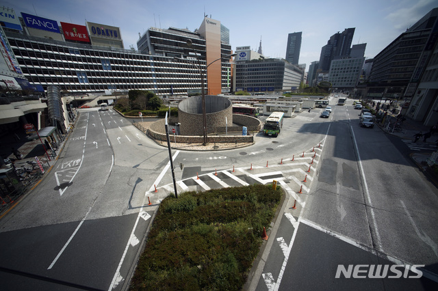 [도쿄=AP/뉴시스]지난 17일 점심시간에 보통 사람이 붐비던 번화가 일본 도쿄 신주쿠가 텅 비어있다. 앞서 지난 16일 아베 신조 총리는 신종 코로나바이러스 감염증(코로나19) 확산을 막기 위해 긴급사태 선언 발령 지역을 기존 7개 지역에서 전국으로 확대했다. 2020.04.18.