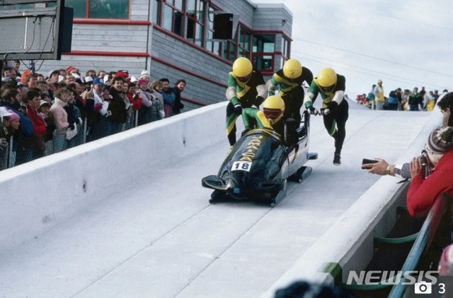 [서울=뉴시스] 자메이카 봅슬레이 대표팀의 실제 이야기를 영화화한 쿨러닝. (캡처=영국 더선)