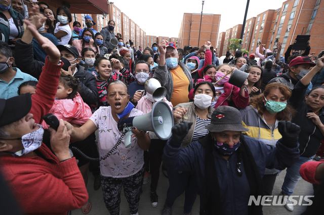 [소아차(콜롬비아)=AP/뉴시스]콜롬비아 소아차 주민들이 지난 17일 신종 코로나바이러스 감염증(코로나19) 확산을 막기 위해 시장이 명령한 통행금지를 무시하고 거리에 몰려 나와 식량을 요구하는 시위를 벌이고 있다. 전 세계가 신종 코로나바이러스 감염증(코로나19)로 큰 고통을 받고 있고 여기서 벗어나기 위해 막대한 액수의 구제책을 동원하는 가운데 코로나19의 확산 못지 않게 부패의 확산 또한 코로나19에 따른 고통을 몇배나 더 증폭시키고 있다고 미 워싱턴 포스트(WP)가 27일 보도했다. 2020.4.27