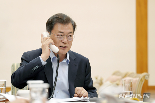 [서울=뉴시스]문재인 대통령이 18일 오후 청와대 관저에서 도널드 트럼프 미국 대통령과 통화하고 있다.(사진=청와대 제공) 2020.04.18.&nbsp; photo@newsis.com