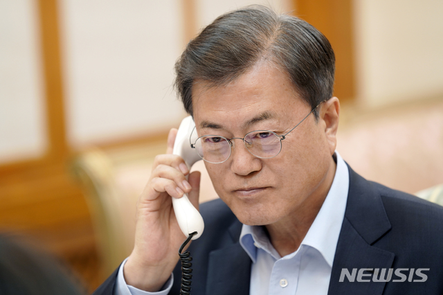 [서울=뉴시스]문재인 대통령이 18일 오후 청와대 관저에서 도널드 트럼프 미국 대통령과 통화하고 있다.(사진=청와대 제공) 2020.04.18.&nbsp; photo@newsis.com