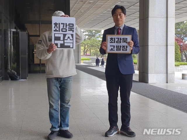 [서울=뉴시스] 법치주의바로세우기행동연대(법세련) 이종배 대표가 19일 오전 서울중앙지검 앞에서 기자회견을 열고 "최강욱 당선인은 비방할 목적으로 SNS상에 허위의 사실을 적시해 피해자의 명예를 훼손했기 때문에 정보통신망이용촉진및정보보호등에관한법률 제70조 제2항' 위반 혐의로 형사고발한다"고 밝혔다. (사진제공=법세련)