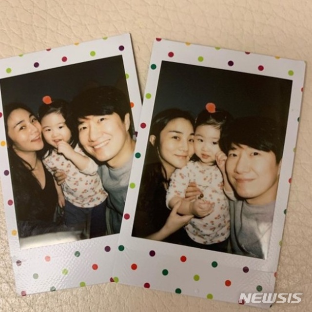 [서울=뉴시스] KBS 아나운서 정다은 가족사진 (사진= 정다은 인스타그램) 2020.04.19. photo@newsis.com 