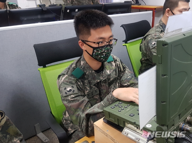 [군산=뉴시스]윤난슬 기자 = 육군 35사단 군산대대 김재훈 일병이 감시장비로 해안을 감시하고 있다.(사진=육군 35사단 제공) 