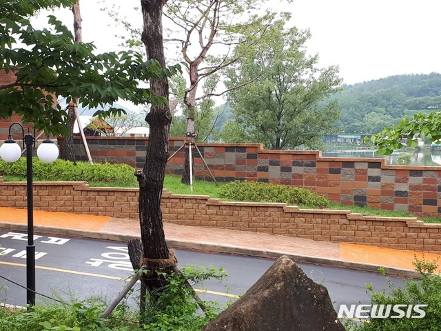 구거지에 쌓은 담장 (사진=뉴시스 DB)