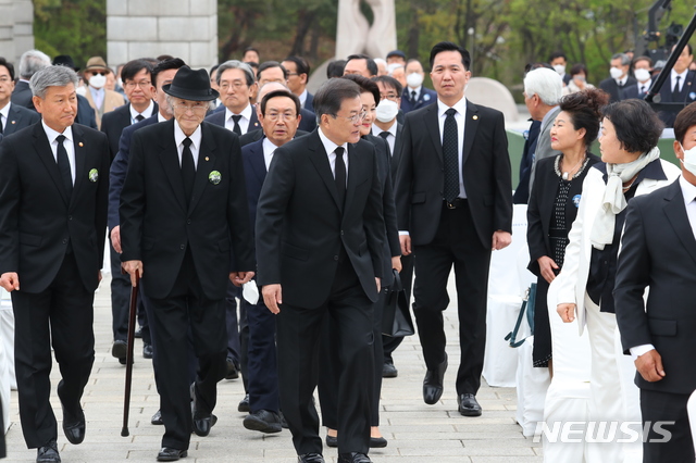[서울=뉴시스]배훈식 기자 = 문재인 대통령과 김정숙 여사가 19일 서울 강북구 국립4.19민주묘지에서 열린 제60주년 4.19혁명 기념식에 참석하고 있다. 2020.04.19. dahora83@newsis.com