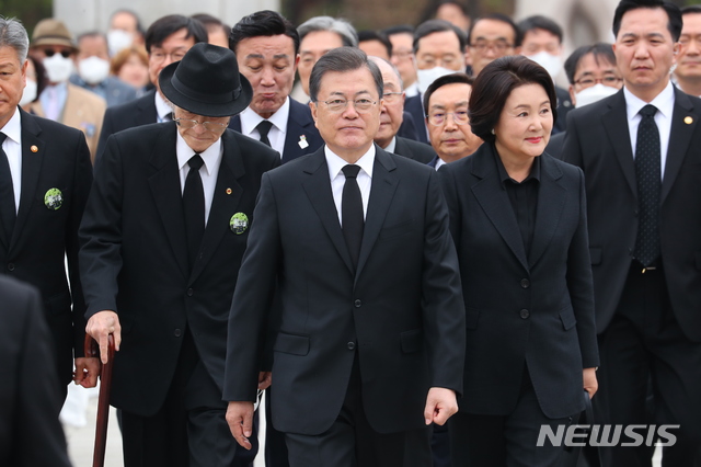 [서울=뉴시스]배훈식 기자 = 문재인 대통령이 19일 서울 강북구 국립4.19민주묘지에서 열린 제60주년 4.19혁명 기념식에 참석하고 있다. 2020.04.19. dahora83@newsis.com