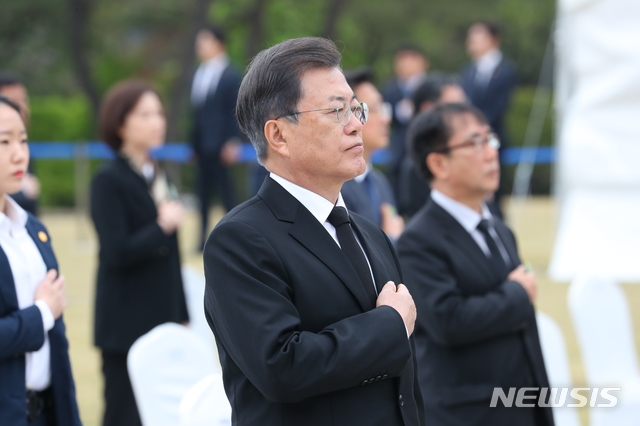 [서울=뉴시스]배훈식 기자 = 문재인 대통령의 모습. 2020.04.19. dahora83@newsis.com