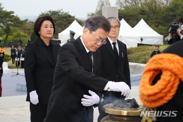 [서울=뉴시스]배훈식 기자 = 문재인 대통령이 19일 서울 강북구 국립4.19민주묘지에서 열린 제60주년 4.19혁명 기념식에서 분향하고 있다. 왼쪽은 김정숙 여사. 2020.04.19.&nbsp; dahora83@newsis.com 
