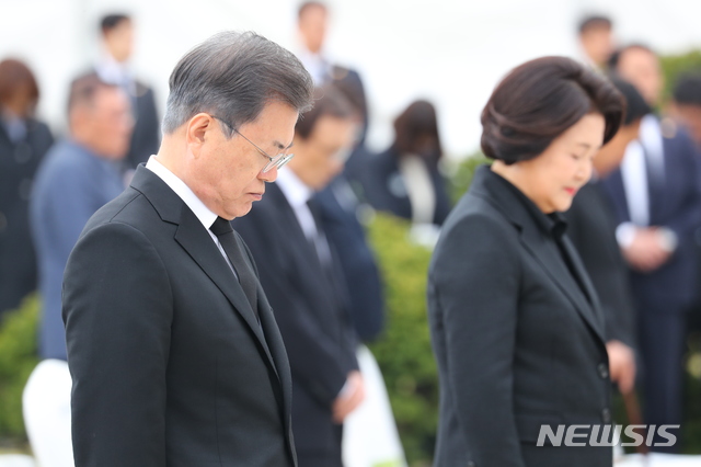 [서울=뉴시스]배훈식 기자 = 문재인 대통령과 김정숙 여사가 19일 서울 강북구 국립4.19민주묘지에서 열린 제60주년 4.19혁명 기념식에 참석해 묵념하고 있다. 2020.04.19.&nbsp; dahora83@newsis.com 