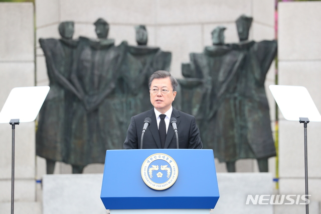 [서울=뉴시스]배훈식 기자 = 문재인 대통령이 19일 서울 강북구 국립4.19민주묘지에서 열린 제60주년 4.19혁명 기념식에서 기념사를 하고 있다. 2020.04.19.&nbsp; dahora83@newsis.com 