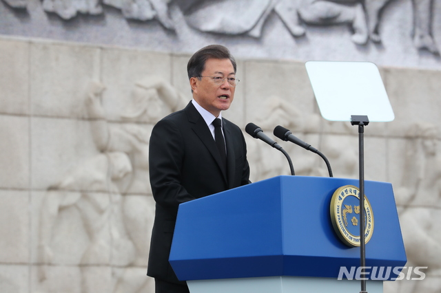 [서울=뉴시스]배훈식 기자 = 문재인 대통령이 19일 서울 강북구 국립4.19민주묘지에서 열린 제60주년 4.19혁명 기념식에서 기념사를 하고 있다. 2020.04.19.&nbsp; dahora83@newsis.com 